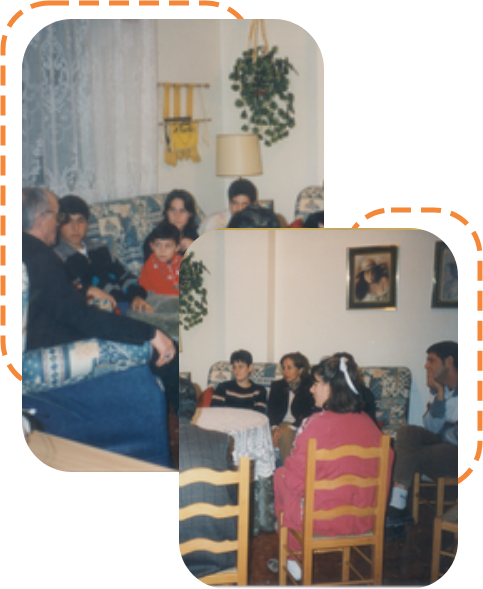 Reunión de niños y niñas hablando con una persona mayor